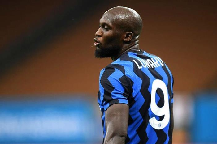 لوكاكو يُعلق على شجاره مع إبراهيموفيتش في ديربي الغضب a10