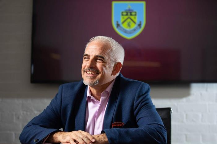بيرنلي يمنح جماهيره تذاكر مجانية لحضور مباراته ضد ليفربول 0_Alan-Pace-Burnley-chairmanjpgy