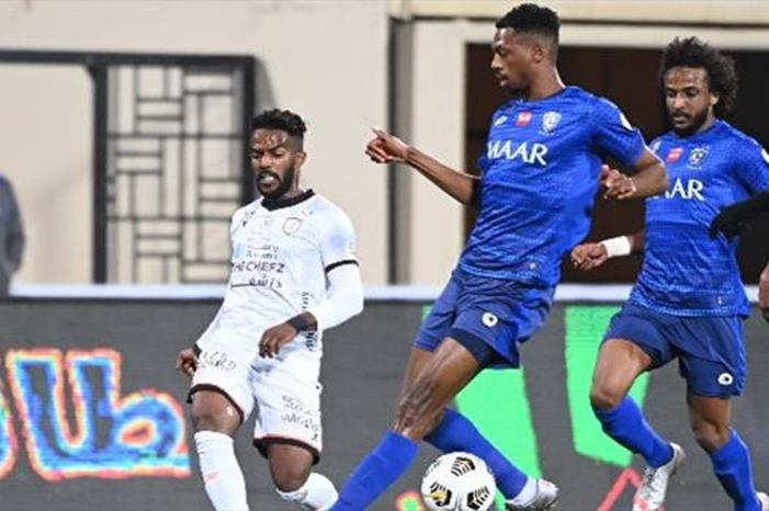 بعد الهزيمة الفاضحة .. نواف العابد يثير الجدل بتصرفه مع نجوم الهلال 1FCDD03E41454