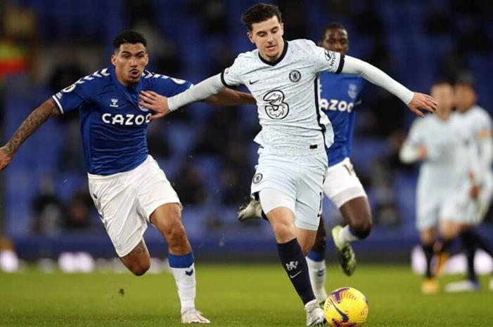 جماهير إيفرتون تمطر فندق إقامة لاعبي تشيلسي بالألعاب النارية قبل مباراتهما (فيديو) eve