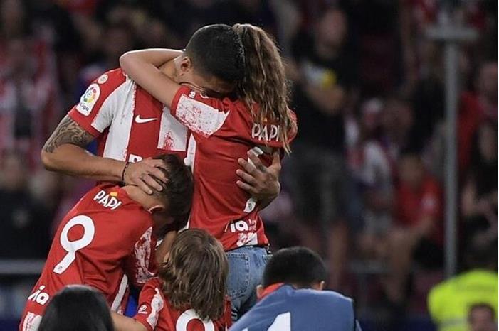 مشهد مؤثر.. لويس سواريز يودع جماهير أتلتيكو مدريد بالدموع (فيديو) - ملاعب