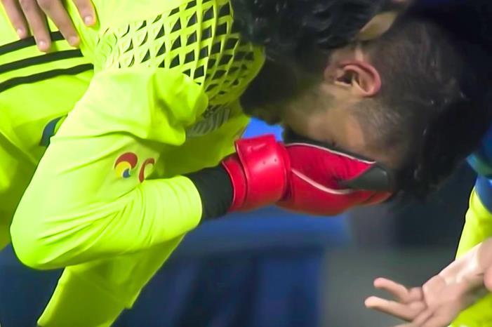 نجا من الموت بأعجوبة.. سيارة تدهس حارس المصري image (6)