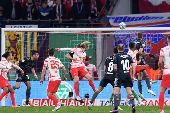 4243338-2022-04-20T203823Z_292578831_UP1EI4K1LBXQA_RTRMADP_3_SOCCER-GERMANY-RBL-UNB-REPORT