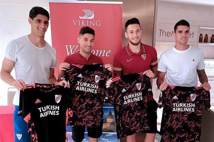 حارس مرمى المغرب يتلقى هدية أرجنتينية FS097i5WUAAldX_