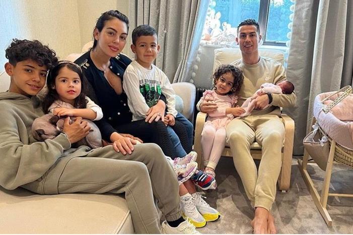 رسالة مؤثرة.. أول تعليق من جورجينا رودريغيز بعد وفاة طفلها الرضيع ronaldo-99