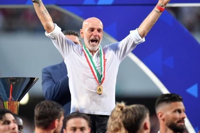 سرقة ميدالية مدرب ميلان خلال التتويج باللقب 2188127_1653295184