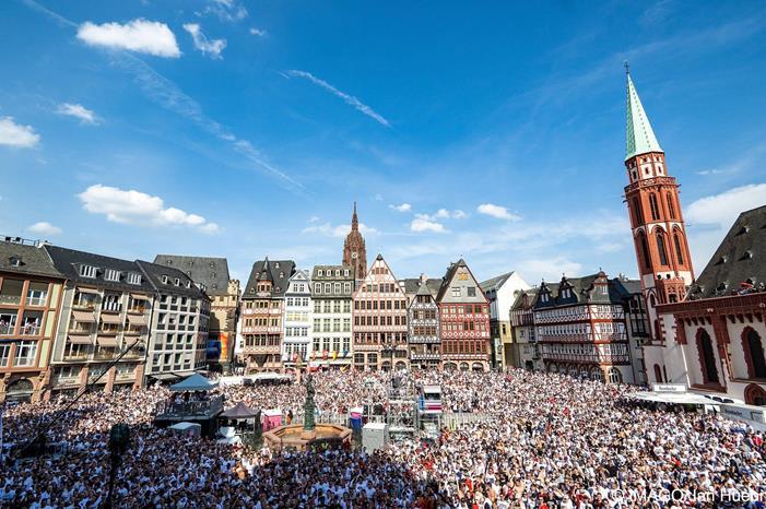742017-احتفالات-جماهير-فرانكفورت-(5)