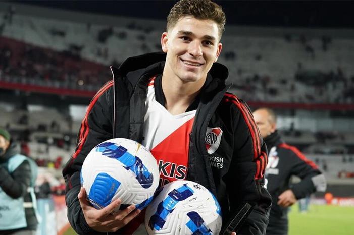 سجل 6 أهداف في مباراة واحدة.. جوليان ألفاريز يتألق قبل انتقاله لمانشستر سيتي julian-alvarez