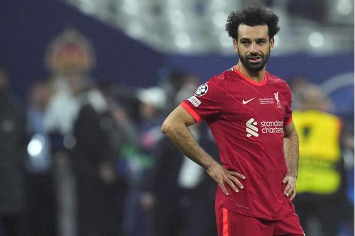 شاهد .. تضامن واسع مع صلاح بعد تعرضه لهجوم من أبناء جلدته 6295f9894236042b4a3993a1