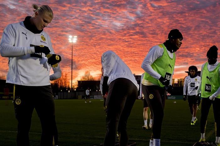 تراجع برشلونة من التعاقد مع هالاند halaand