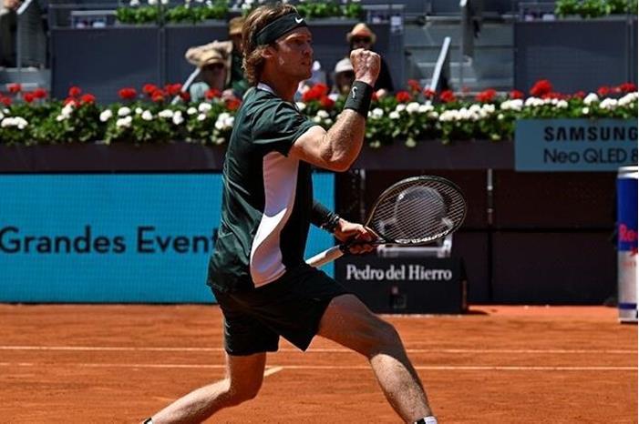 الروسي روبليف يتأهل إلى ربع نهائي بطولة مدريد للتنس (فيديو) 6273cd3f4236043f1744a106