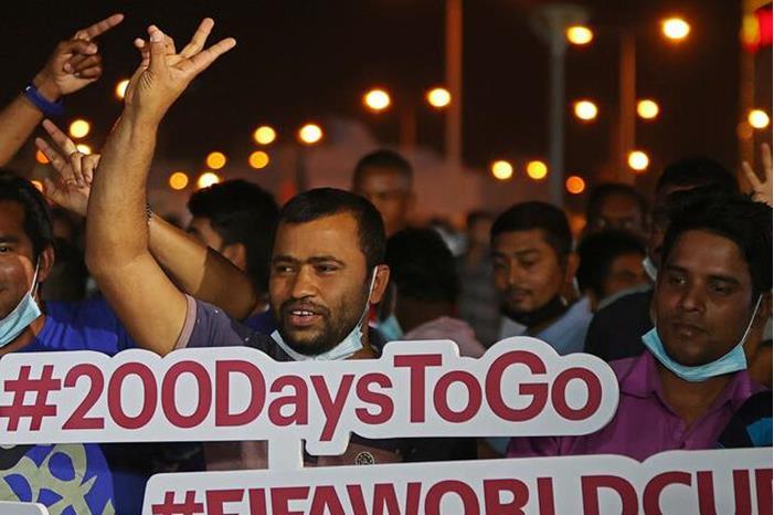طوابير من بناة الملاعب في قطر لإلقاء نظرة على كأس العالم 6276632b4c59b75a771506c9
