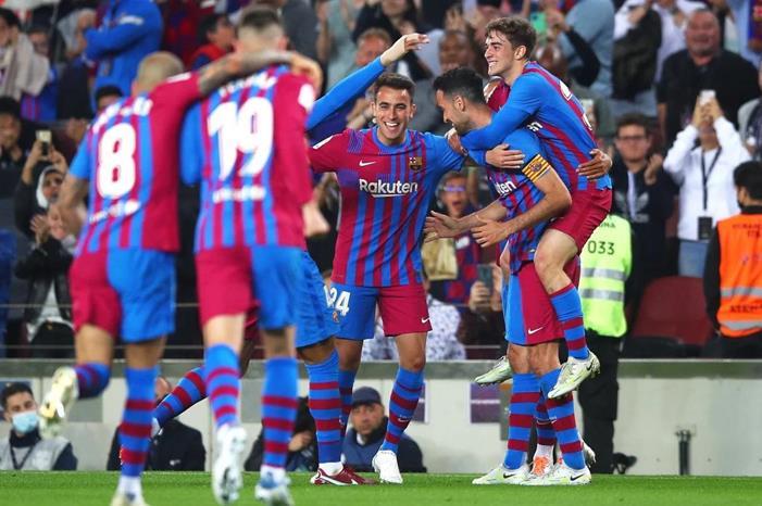 برشلونة إلى دوري أبطال أوروبا 551