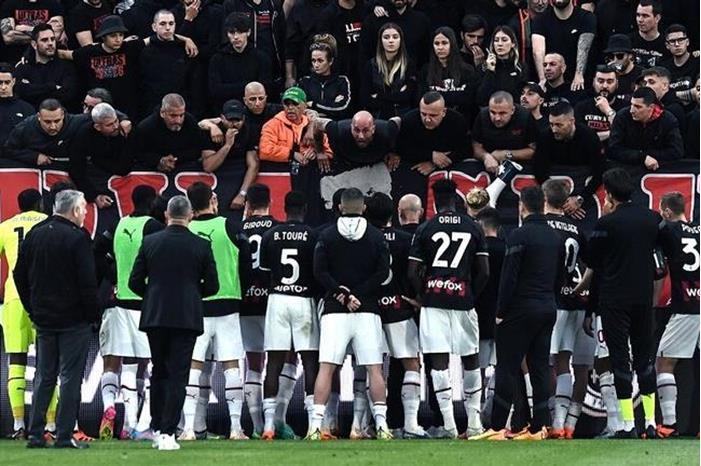 لقطة مميزة.. رد فعل لاعبي ميلان تجاه مشجعيه الألتراس بعد الهزيمة (فيديو) 6460dd124c59b7278f38be5b