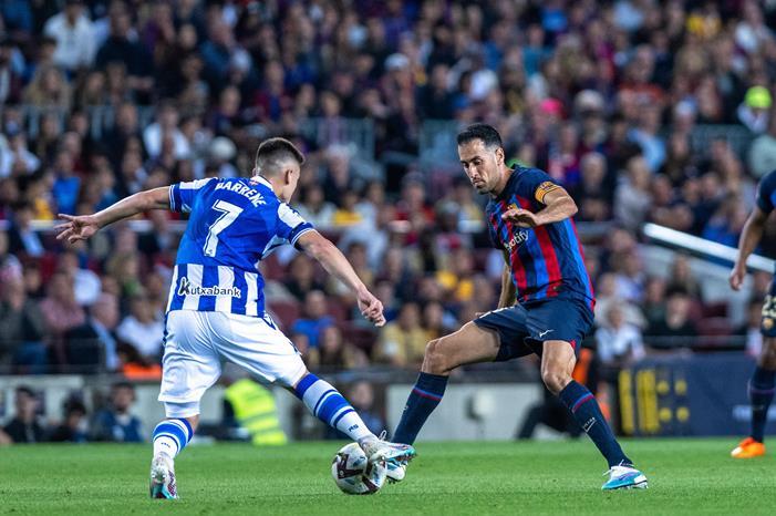 ريال سوسييداد يلحق الهزيمة بالبطل برشلونة FwmXQnLWwAky6yB