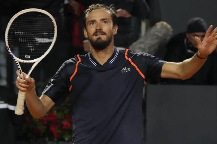 الروسي مدفيديف يصعد إلى نهائي بطولة روما على حساب تسيتسيباس 6469f52f4236044142535392