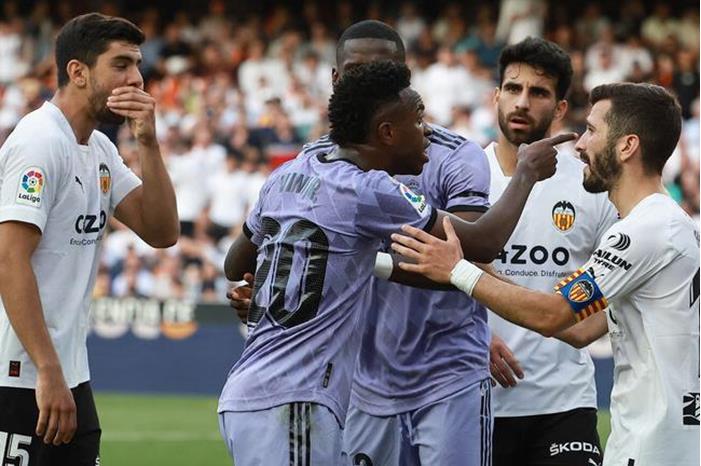 شجار عنيف بين فينيسيوس جونيور ورئيس رابطة الليغا 646b16c34c59b7650246894a