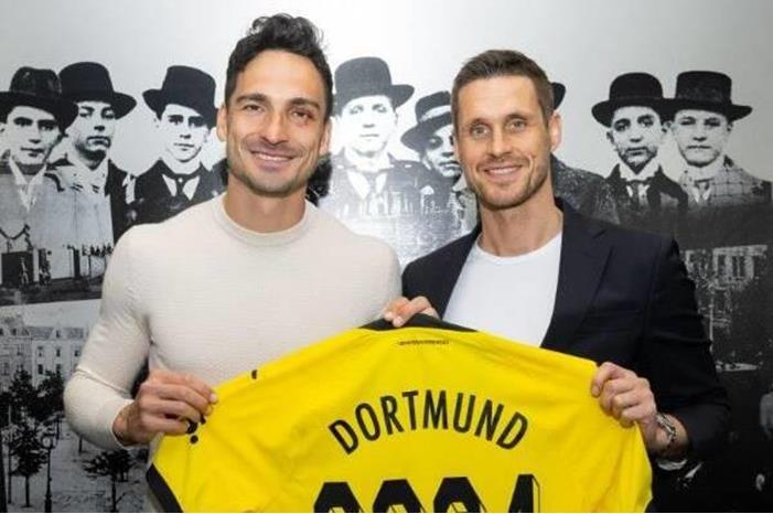 دورتموند يجدد عقد هوميلز corr_457_koo_457351