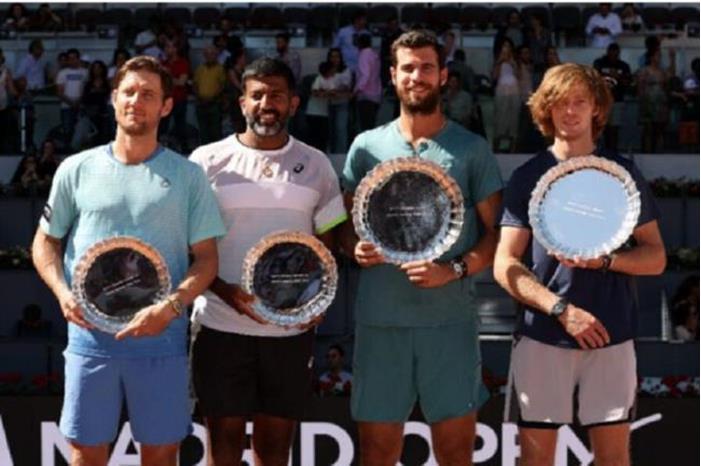 الروسيان خاتشانوف وروبليف يتوجان بلقب منافسات الزوجي في مدريد 6457825b4236046de83a0700 (1)