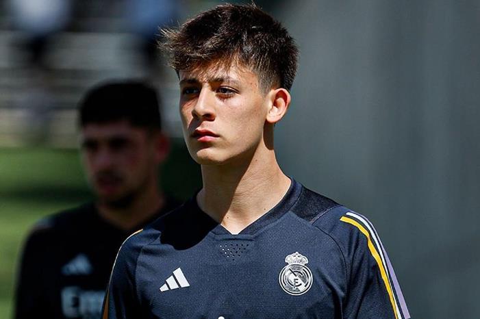 هل أقنع أردا غولر أنشيلوتي بعدم التخلي عنه؟ 4d9b48475e