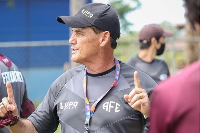 ناد يطرد مدربه ويستبدله بطبيب الفريق خلال المباراة 6641f6cd423604178a738f44