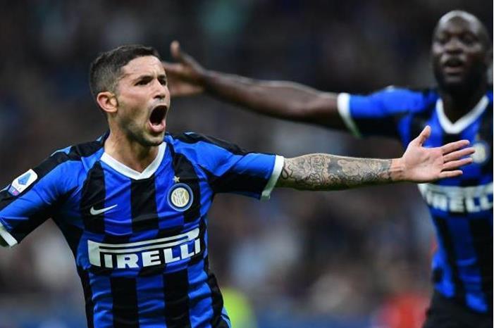 نجم إنتر ميلان على رادار أندية الدوري السعودي LYNXMPEF8D0S4