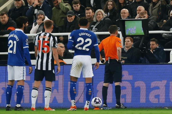 إجراء تحكيمي جديد في الدوري الإنجليزي 1714515853413_719ad740-8e50-4d52-baad-b0c505669bb1.1080