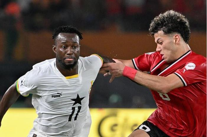 مصور يعلن مقاضاة نجم الأهلي المصري تطاول عليه بالشتم 66545aeb423604456d32dc31