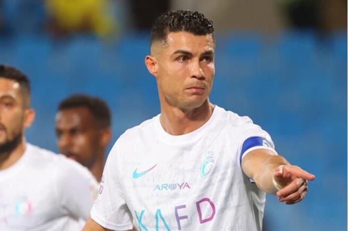 رونالدو يفاجئ نجما عربيا بطلبه الحصول على قميصه 66571abe4236041a4e4a357f