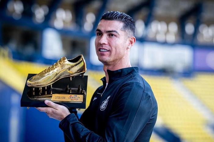 رونالدو يتسلم جائزة هداف الدوري السعودي 1