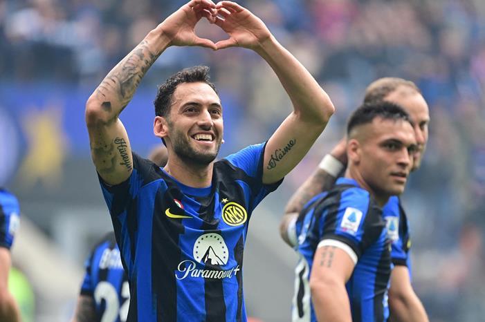 إنتر ميلان ضيفاً ثقيلاً على ساسولو بالدوري الإيطالي إنتر ميلان يفوز بسهولة على تورينو وسط أجواء احتفالية