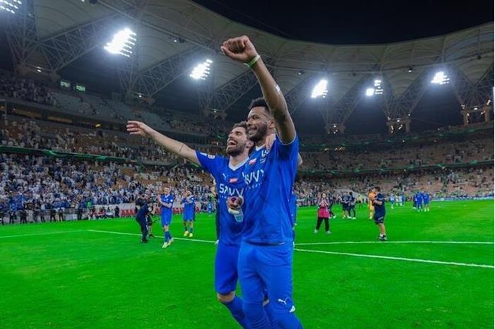 تصرف غريب.. علي البليهي يصفع بشدة لاعب الهلال بعد "الكلاسيكو" 663a1bc142360433b932e1e2