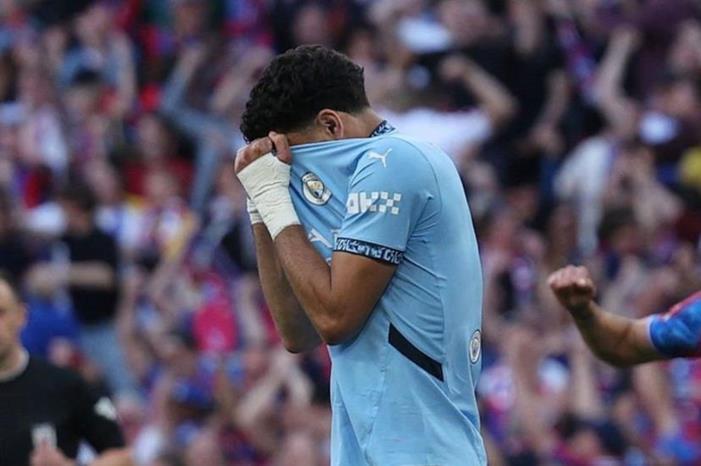 شاهد.. رد فعل عائلة عمر مرموش بعد إهداره ركلة جزاء أمام كريستال بالاس (فيديو) 682adb044c59b728b454cce4