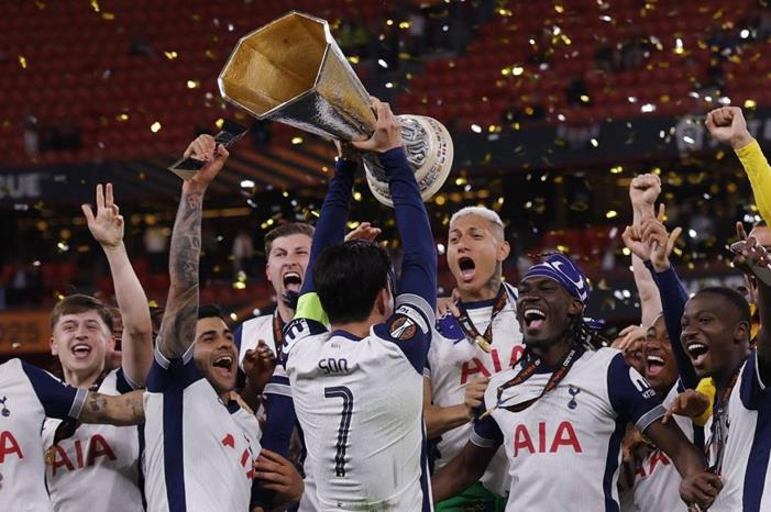 توتنهام يحتفل بلقب الدوري الأوروبي عبر موكب ضخم 377-1024x725