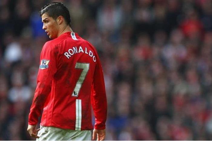 100-164013-cristiano-ronaldo-number-7-football-curses_700x400