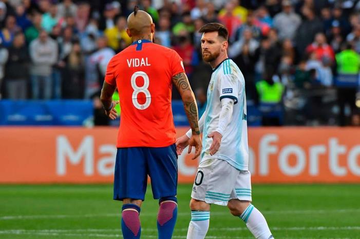 تشكيلة الأرجنتين المتوقعة ضد تشيلي في كوبا أمريكا 2021 lionel-messi-arturo-vidal-argentina-chile_1oc866ani76vz1czycku5o599p