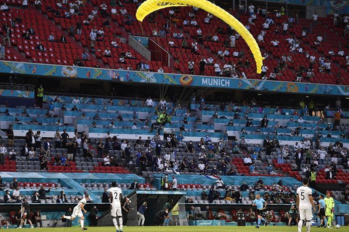 785409-اقتحام-ملعب-مباراة-فرنسا-والمانيا-(4)