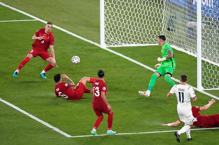يورو 2020 : التشكيل المتوقع لتركيا في مواجهة ويلز 926940-كرة-الهدف-الأول-لمنتخب-إيطاليا