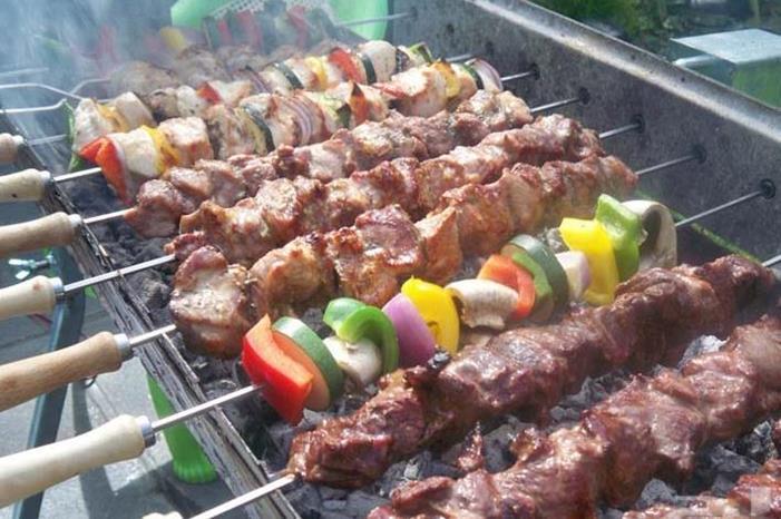 شاهد بالفيديو ..  حفل شواء داخل ملعب جزائري يشعل مواقع التواصل 49181