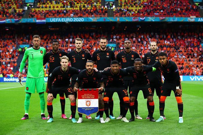 هولندا تختتم دور المجموعات بالعلامة الكاملة 560893-منتخب-هولندا