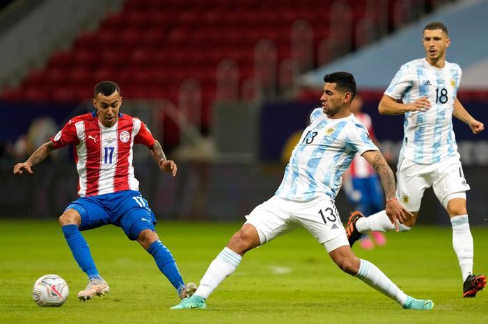 2758828-صراع-على-الكرة