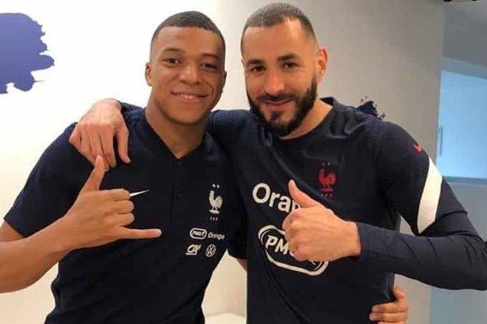بنزيما يمهد طريق مبابي إلى ريال مدريد منتخب-فرنسا-صورة-بنزيمة-مبابي-تشعل-الصحافة-الإسبانية