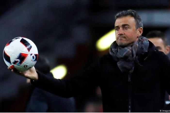 مدرب اسبانيا يشيد بقدرات المنتخب البرتغالي بعد مواجهتهما  44593493_403