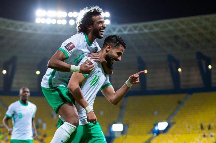 السعودية تطمح لحسم التأهل الليلة yasser-al-shahrani-saleh-al-shehri-saudi-30-3-2021_bhrkhxnafdhf1w0k6qvgy8rbz