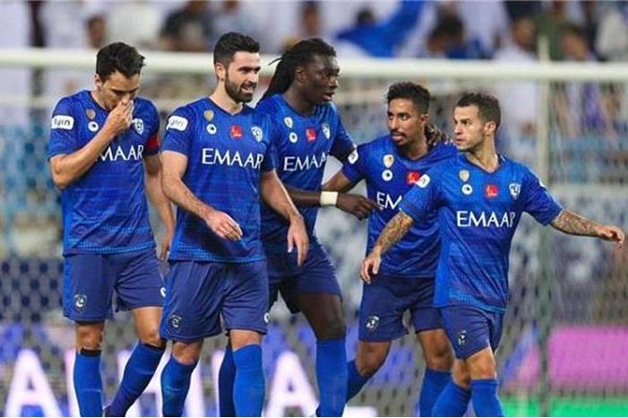 الهلال يكشف عن قراره بتجديد شعار النادي  138-214005-asian-cups-al-hilal-6trophies_700x400