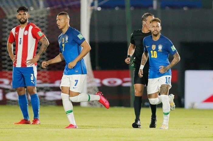 سلسلة لا هزيمة رائعة لمدرب البرازيل 98-081844-south-american-qualifiers-paraguay-brazil-2