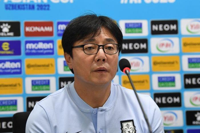 Hwang-Sun-hong---Korea-Republic-head-coach-