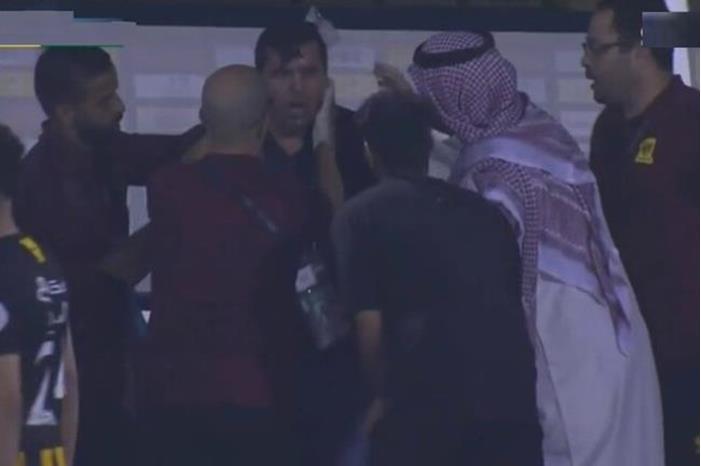 كونترا مدرب اتحاد جدة يتعرض للإغماء في الدوري السعودي (فيديو) 62b575a94236046e791ab6c6