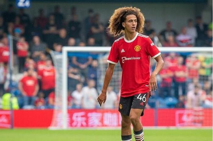 المجبري لاعب  مانشستر يونايتد يثير الجدل (صورة) 62b6215542360466ca570a09