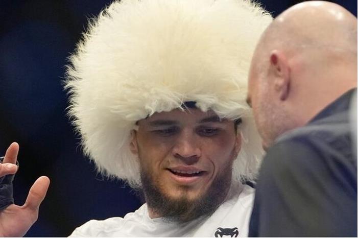 شقيق نورمحمدوف يهزم المقاتل الأمريكي مانيس 62b84f044236042ab34110b5